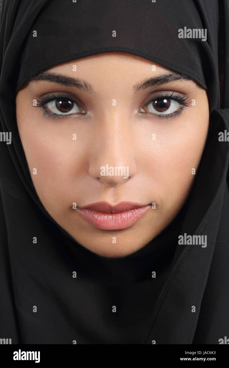 Portrait d'une vue de face d'une belle femme arabe le visage avec un foulard  noir Photo Stock - Alamy
