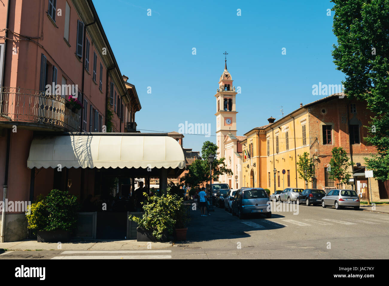 Un café dans une petite ville dans la région Émilie-romagne en Italie Banque D'Images