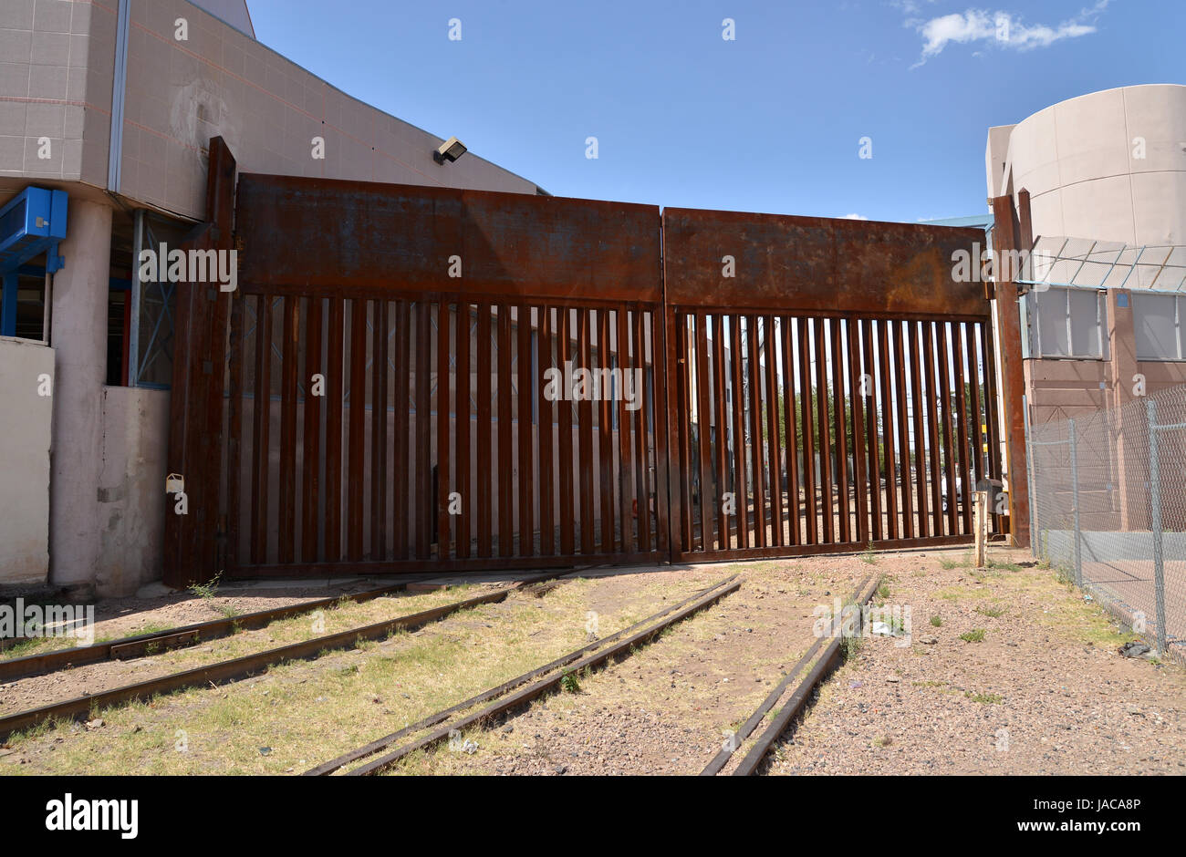 Une porte utilisée pour les trains de Nogales, Sonora, Mexique, entrant aux États-Unis à la Dennis DeConcini entrée à Nogales (Arizona), reste fermé. Banque D'Images