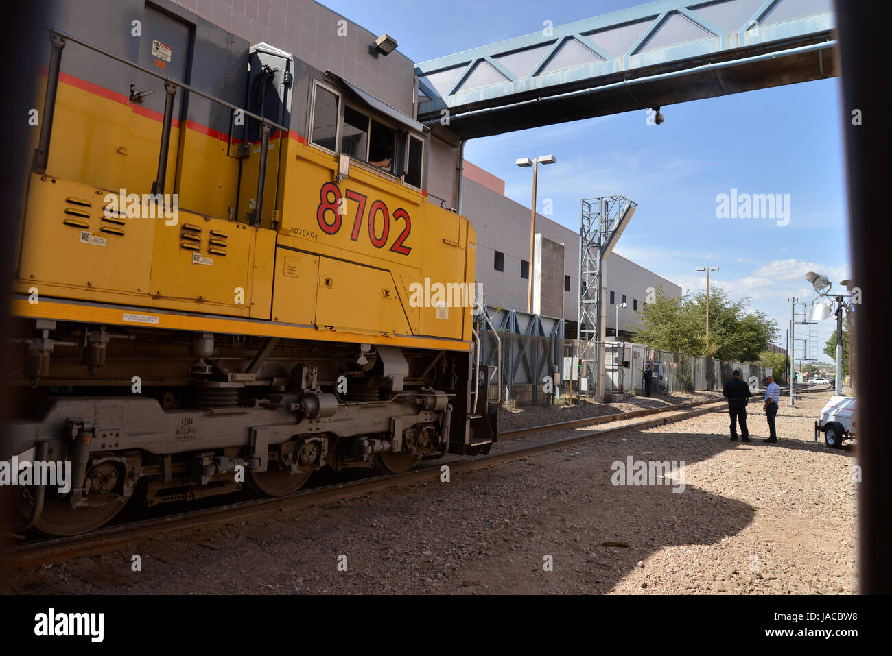 Un train transportant des voitures fabriquées dans les arrêts Nogales, Sonora, Mexique, avant d'entrer dans Nogales, Arizona, USA. Banque D'Images