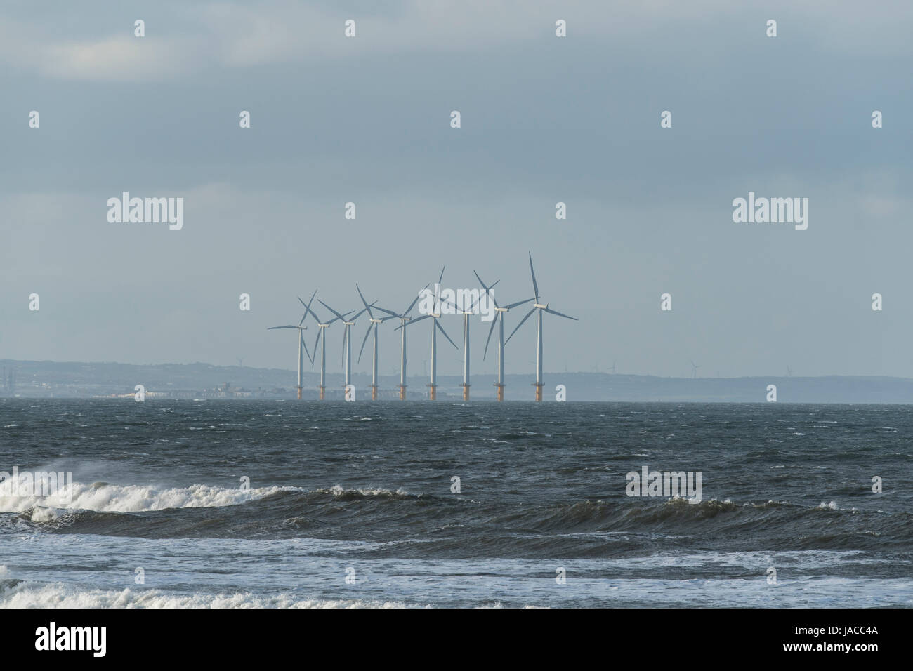 9 turbines EDF Energy production d'énergie renouvelable et la fourniture d'électricité au parc éolien offshore de Teesside, Mer du Nord, côte de Hartlepool, Angleterre, Royaume-Uni. Banque D'Images