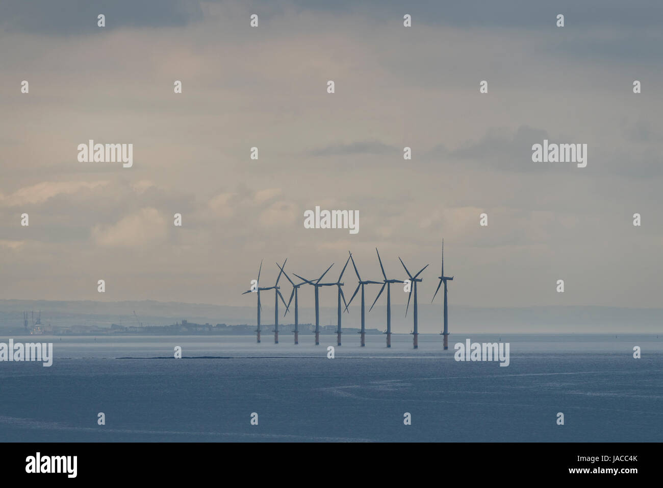 9 turbines EDF Energy production d'énergie renouvelable et la fourniture d'électricité au parc éolien offshore de Teesside, Mer du Nord, côte de Hartlepool, Angleterre, Royaume-Uni. Banque D'Images