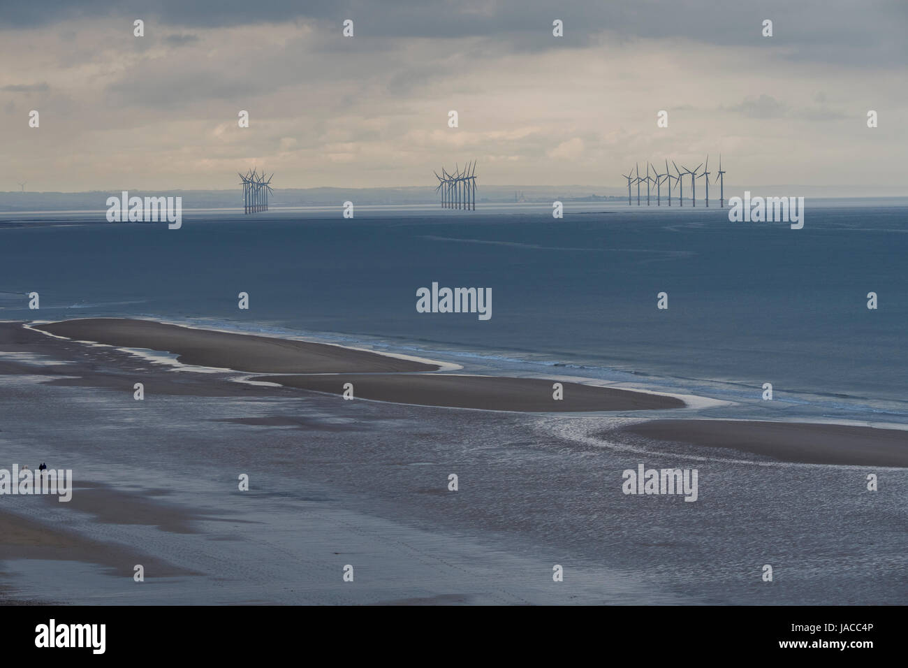 27 turbines EDF Energy production d'énergie renouvelable et la fourniture d'électricité au parc éolien offshore de Teesside, Mer du Nord, côte de Hartlepool, Angleterre, Royaume-Uni. Banque D'Images