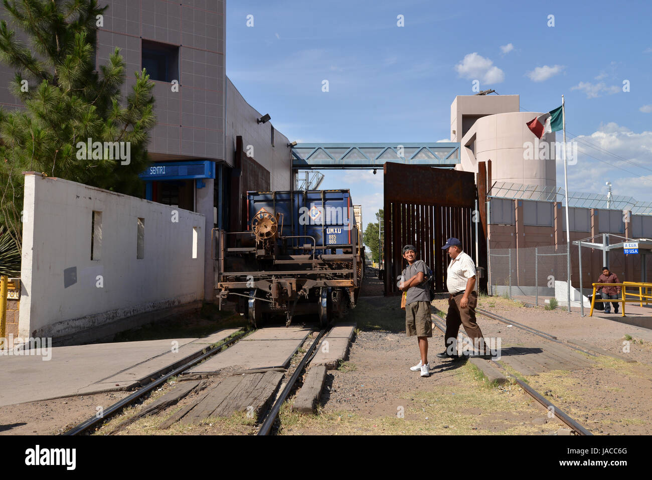 Un train transportant des voitures fabriquées dans les arrêts Nogales, Sonora, Mexique, avant d'entrer dans Nogales, Arizona, USA. Banque D'Images