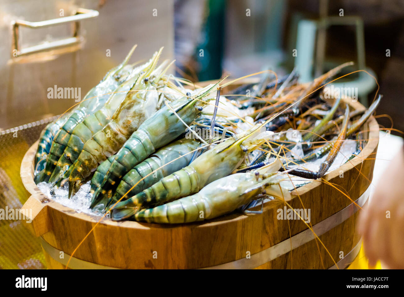 Matières tigrée noir sur le marché. Fruits de mer traditionnels thaïlandais. Banque D'Images