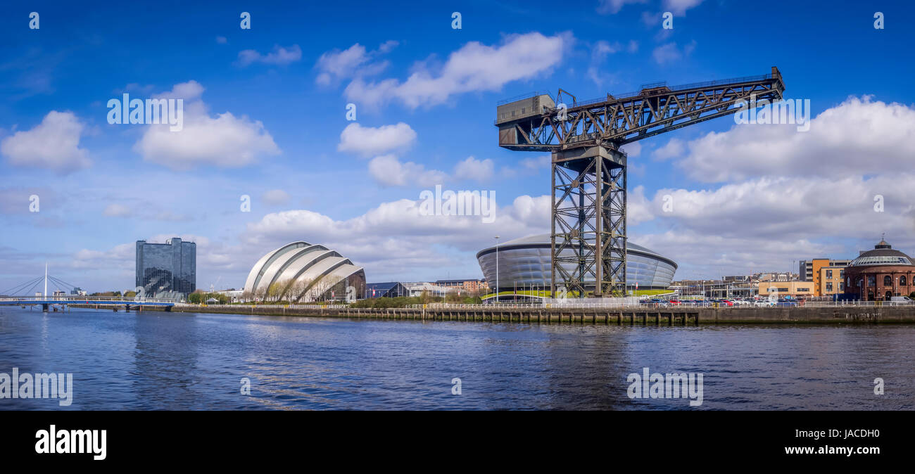 Panorama de la rive nord de la rivière Clyde, montrant le tatou, l'Finnieston Crane et la rotonde du Nord. Banque D'Images