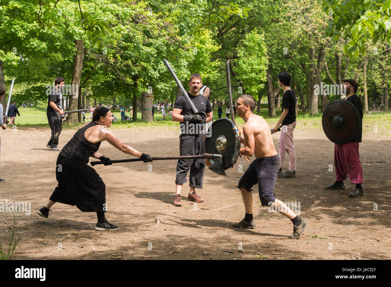 Montréal, CA - 4 juin 2017 : 'Guerriers de la montagne' à Montréal. Batailles médiéval dans le parc du Mont-Royal chaque dimanche. Banque D'Images