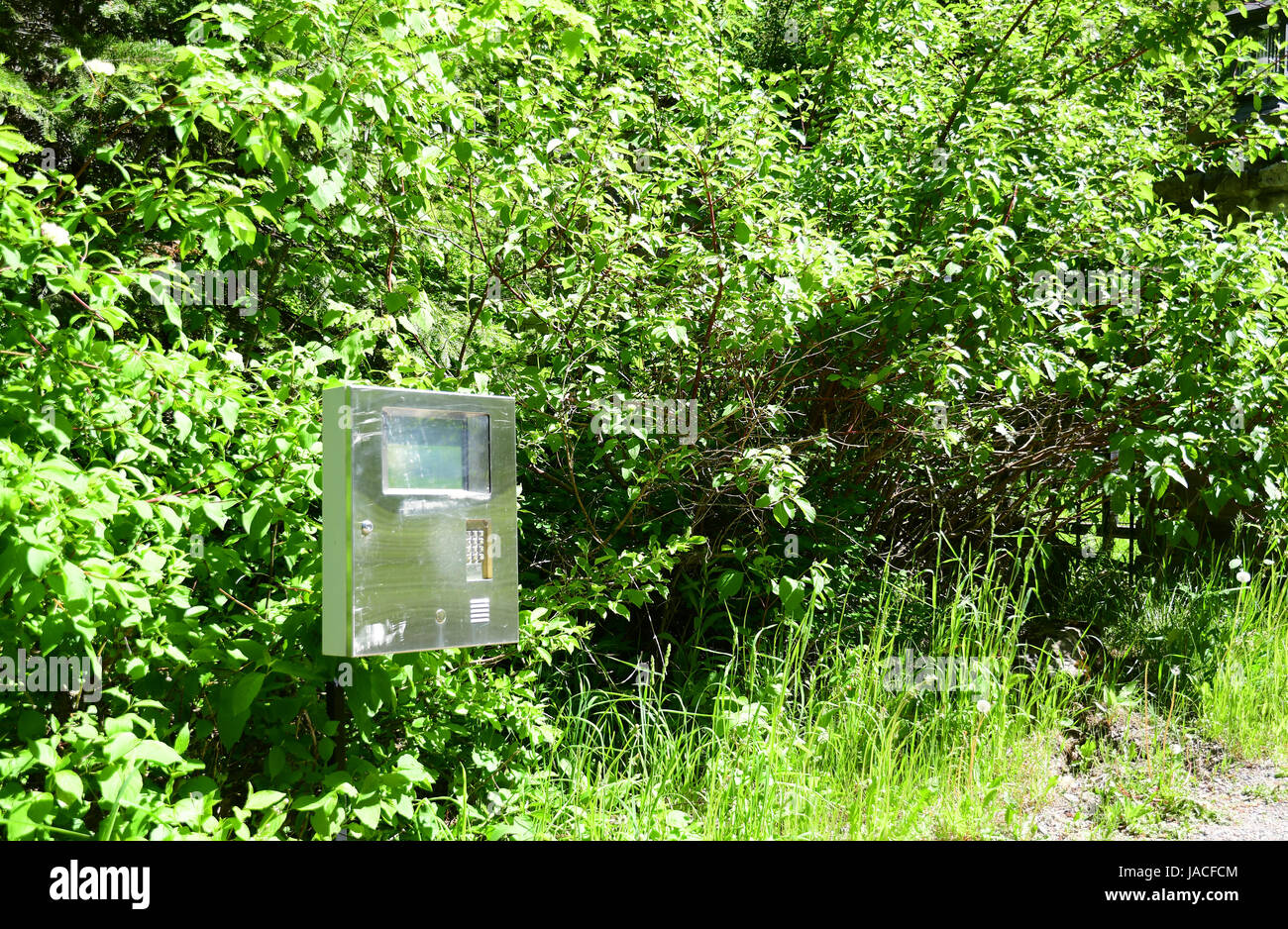 Système de sécurité pour une propriété privée nichée dans les arbres Banque D'Images