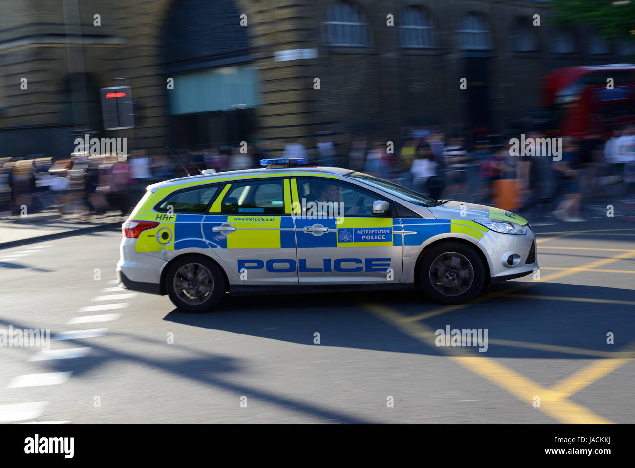 Voiture de police roulant rapidement dans Kings Cross, London Banque D'Images