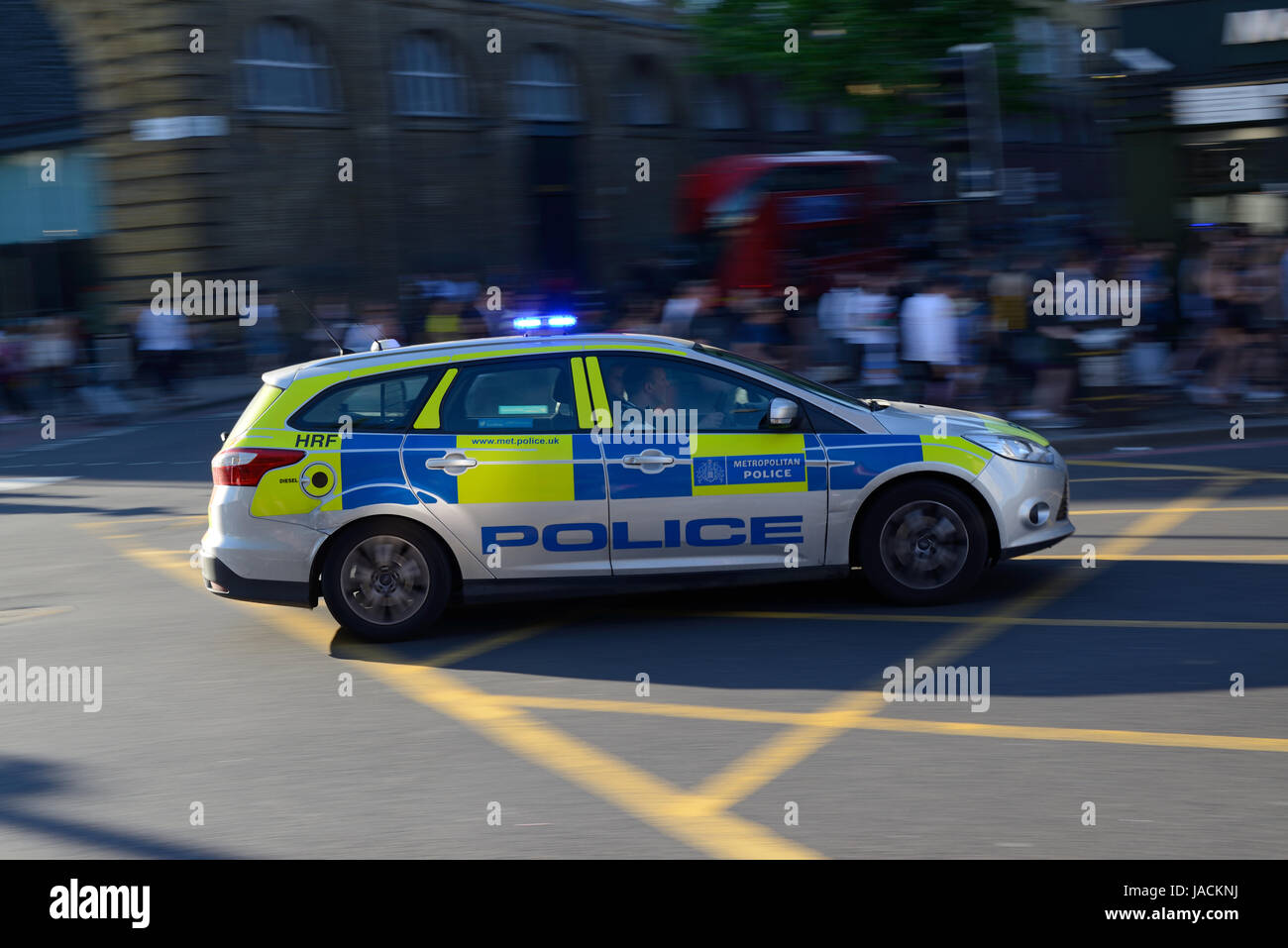 Voiture de police roulant rapidement dans Kings Cross, London Banque D'Images