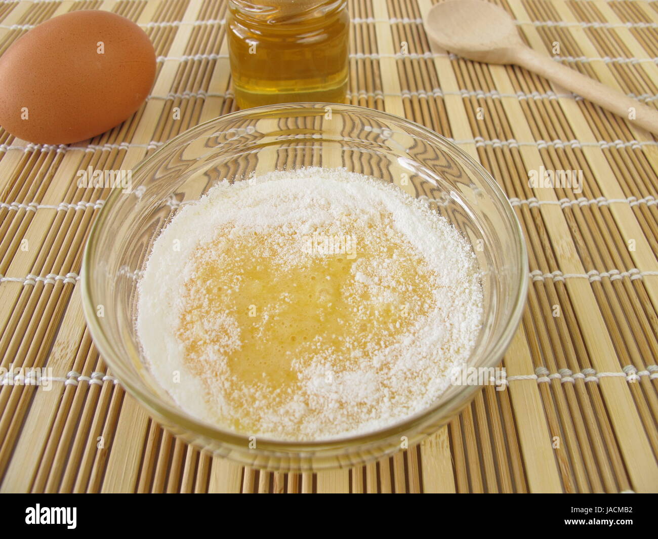 Masque de visage pour la peau sèche avec du miel, d'œuf et de lait en poudre  Photo Stock - Alamy