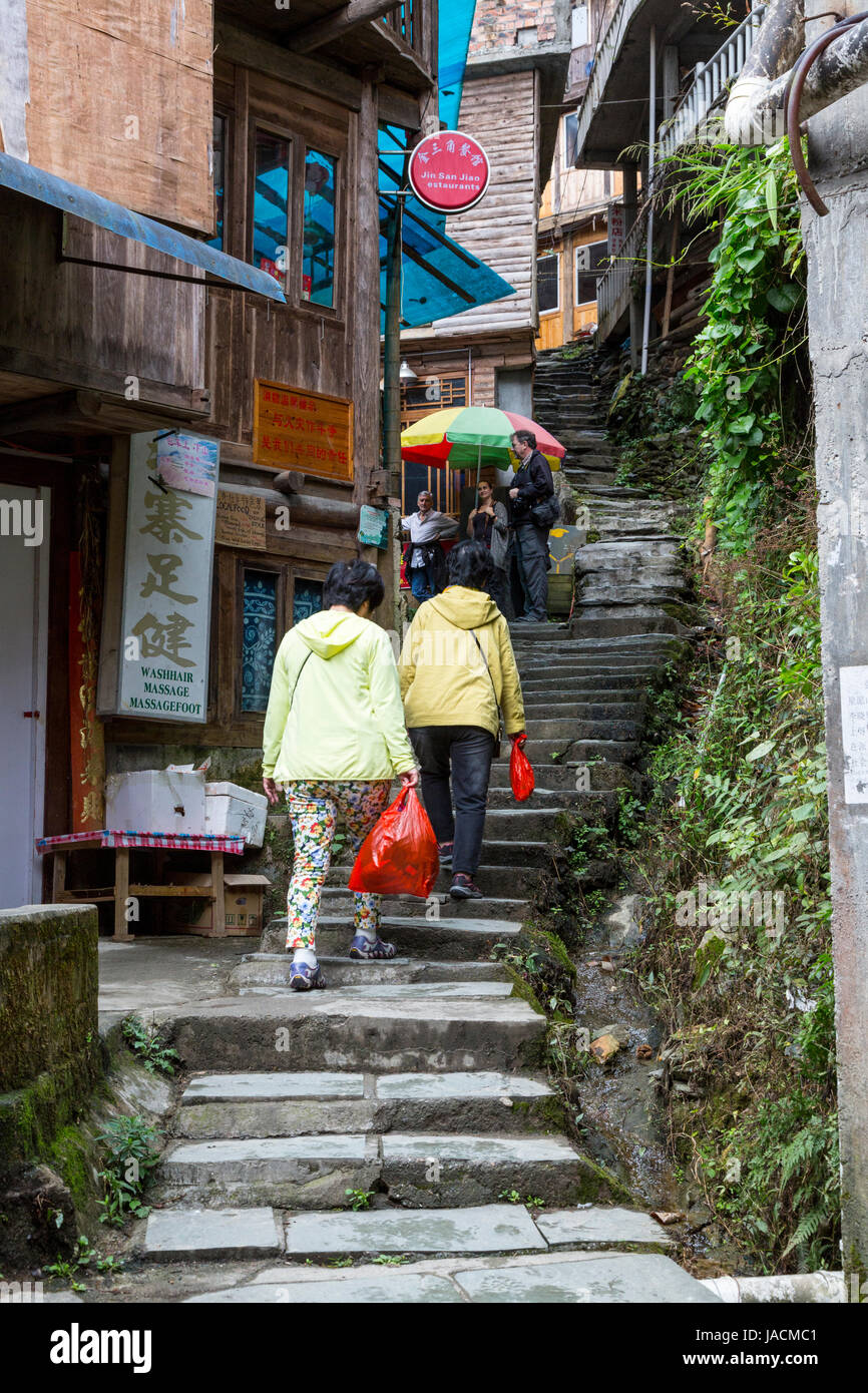 Longji, Chine. Des escaliers mènent vers le haut dans le village. Banque D'Images