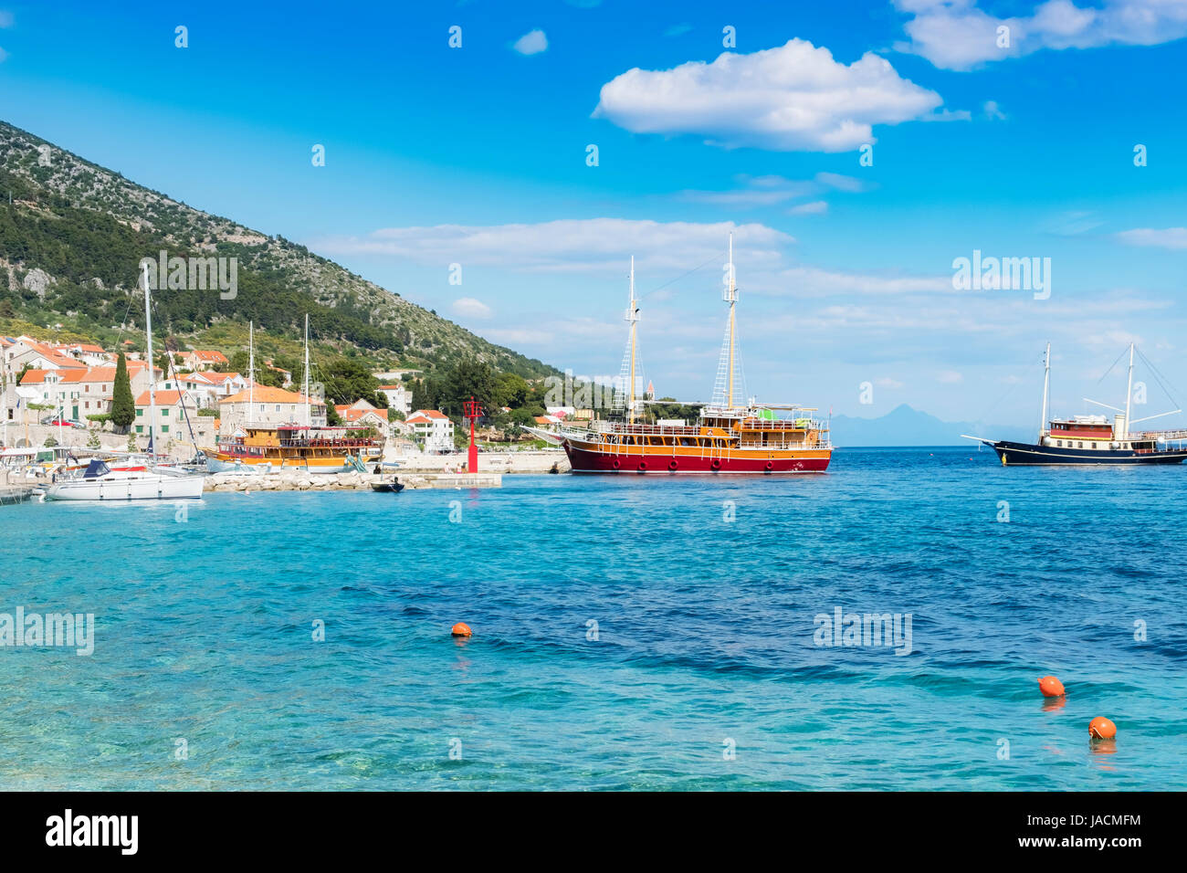 Port de Supetar en Croatie avec vue sur la ville historique et l'ancrage de navires de croisière Banque D'Images