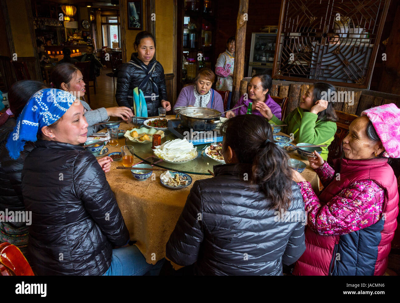 Longji, Chine. Femmes chinoises en train de déjeuner. Banque D'Images