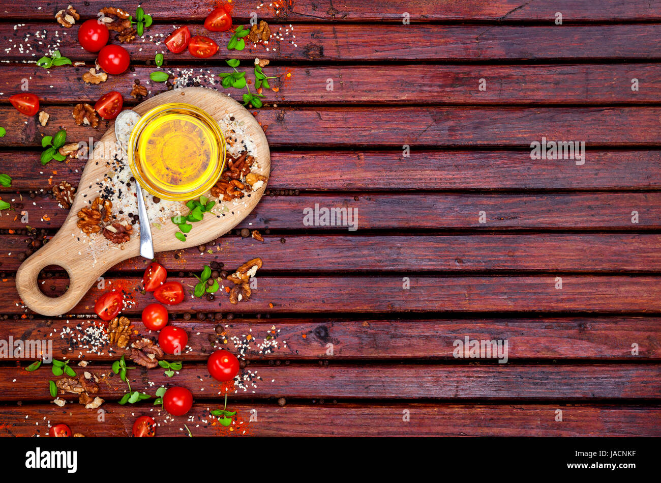 Arrière-plan de l'alimentation avec l'exemplaire de l'espace. Les épices, les tomates cerises, le basilic et l'huile végétale sur la table en bois sombre, vue du dessus Banque D'Images