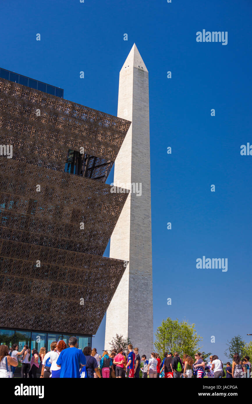 WASHINGTON, DC, USA - Smithsonian National Museum of African American History and Culture, et les visiteurs attendent en ligne. Banque D'Images