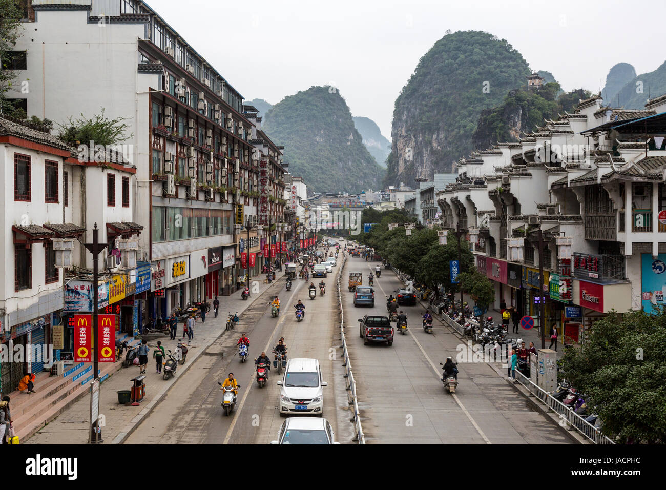 Yangshuo, Chine. Scène de rue, paysage karstique en arrière-plan. Banque D'Images