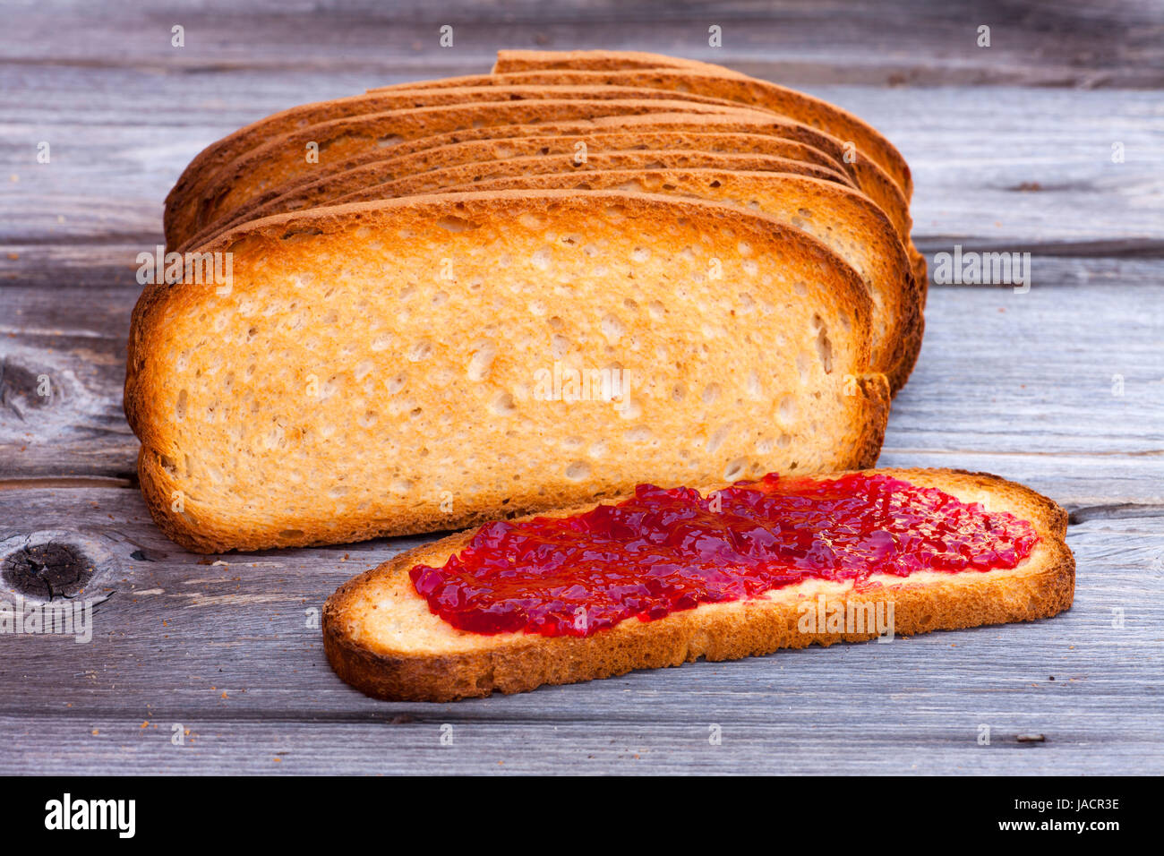 Pain grillé - Französisches mit Toastbrot Holztisch auf einem Gelee Banque D'Images