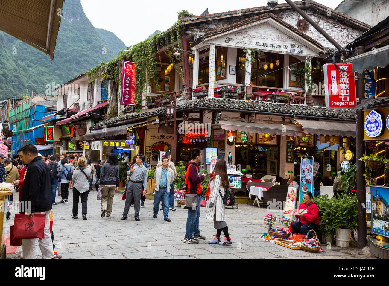 Yangshuo, Chine. Scène de rue, Restaurant, boutiques. Banque D'Images