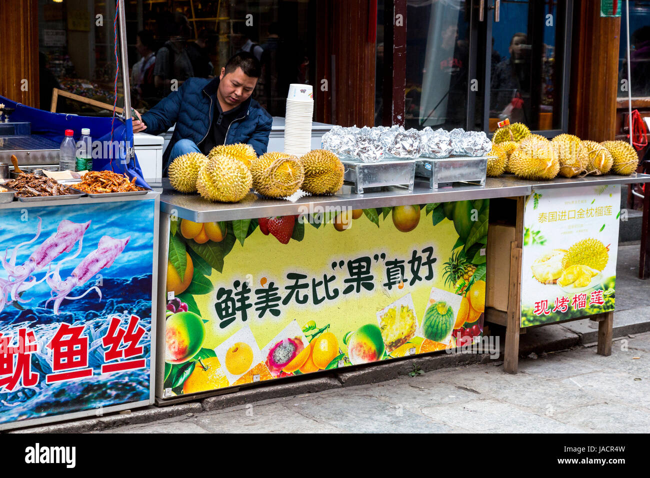 Yangshuo, Chine. Durian fruit pour la vente. Banque D'Images