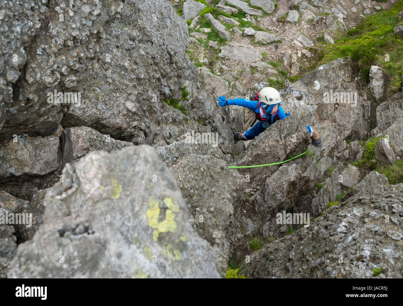 Un jeune garçon srambling sur l'arête nord de Snowdonia, Tryfan Banque D'Images