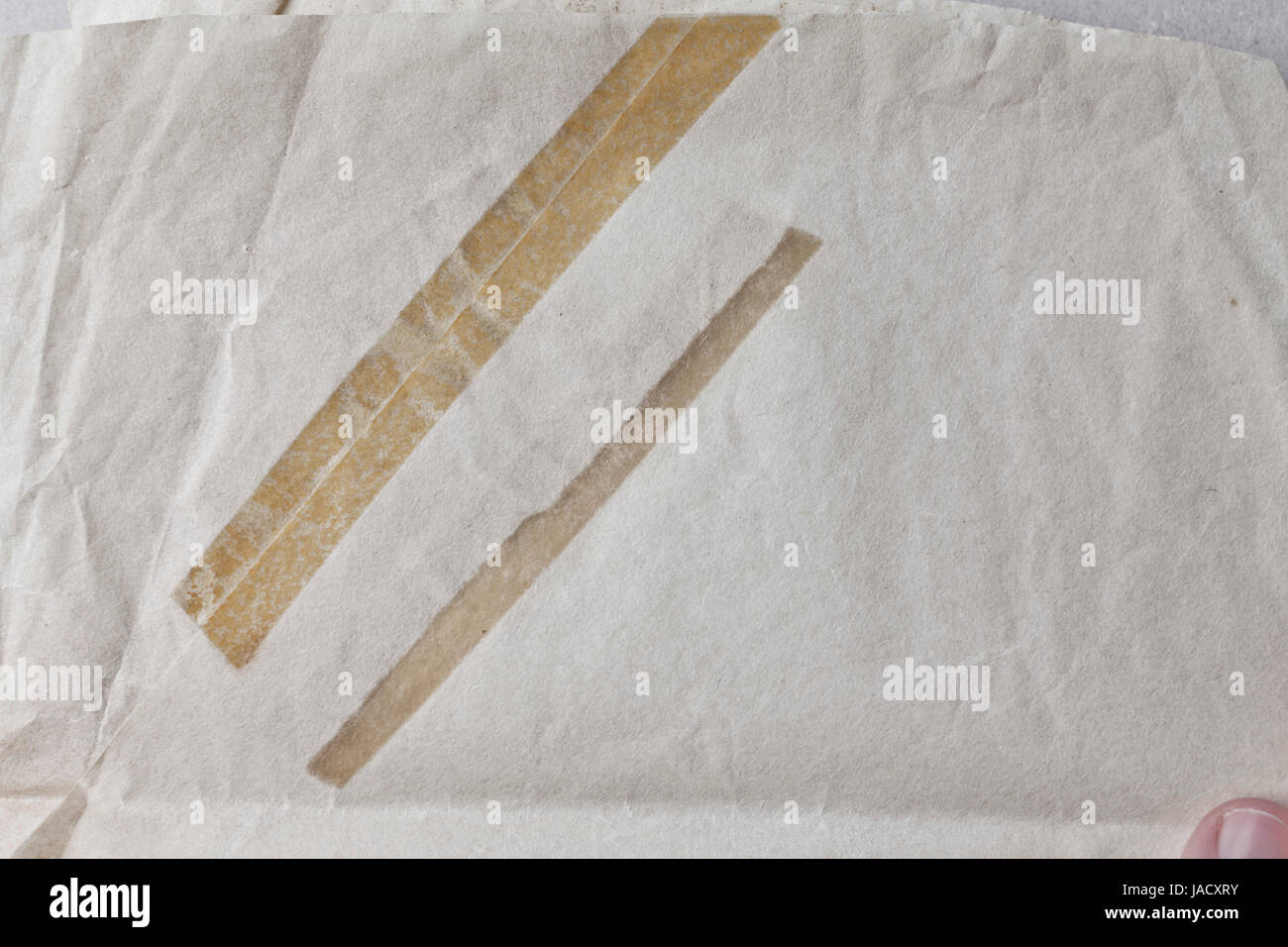 Vieux papier abstrait fond texturé avec de vieilles bandes jaune Banque D'Images
