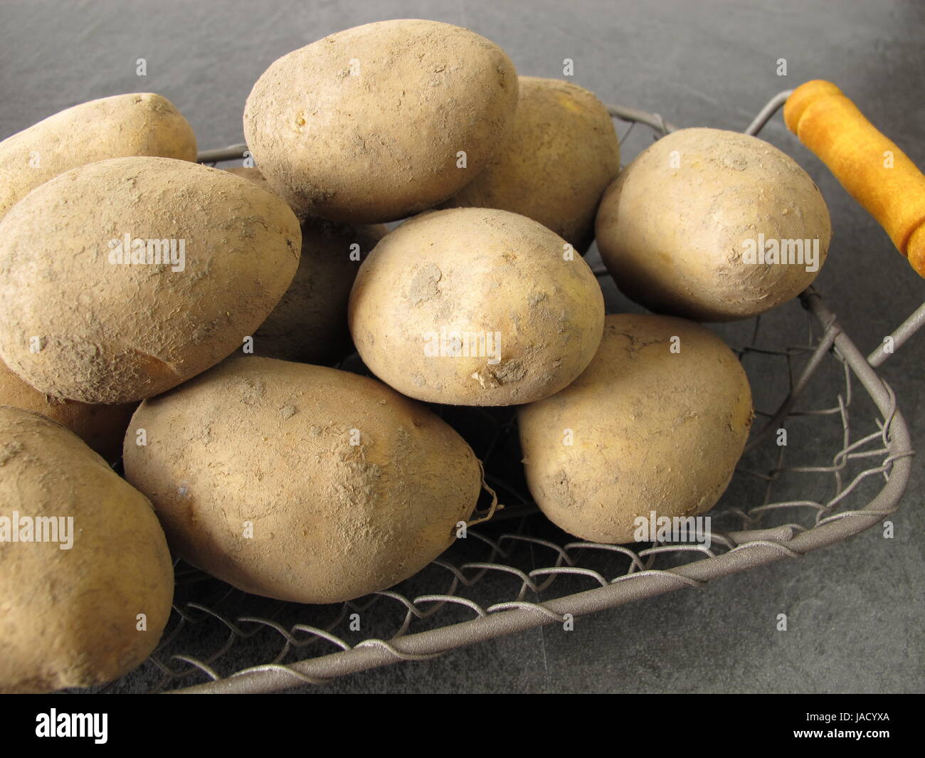 Les pommes de terre des champs avec erdresten dans Corbeille en fil Banque D'Images