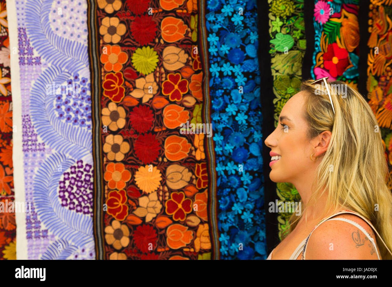 Gros plan d'une belle jeune femme blonde à la communauté andine des vêtements traditionnels, des tissus de couleurs background Banque D'Images