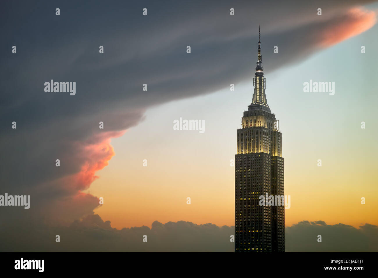 Les nuages encerclant Empire State Building sur un coucher de soleil colorés - 31 mai 2017, 40th Street, New York, NY, USA Banque D'Images