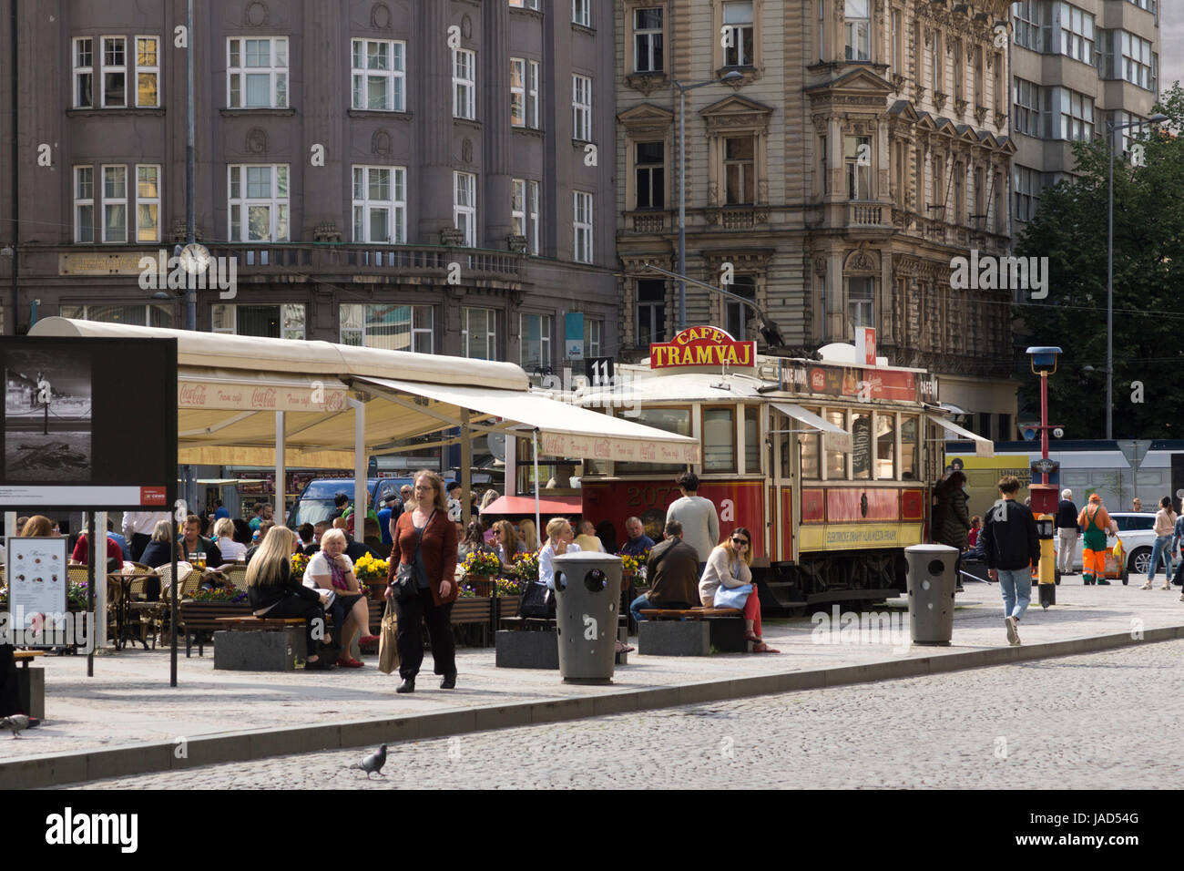 Café Tramvaj sur une journée d'été, un ancien tramway de Prague, République Tchèque Banque D'Images