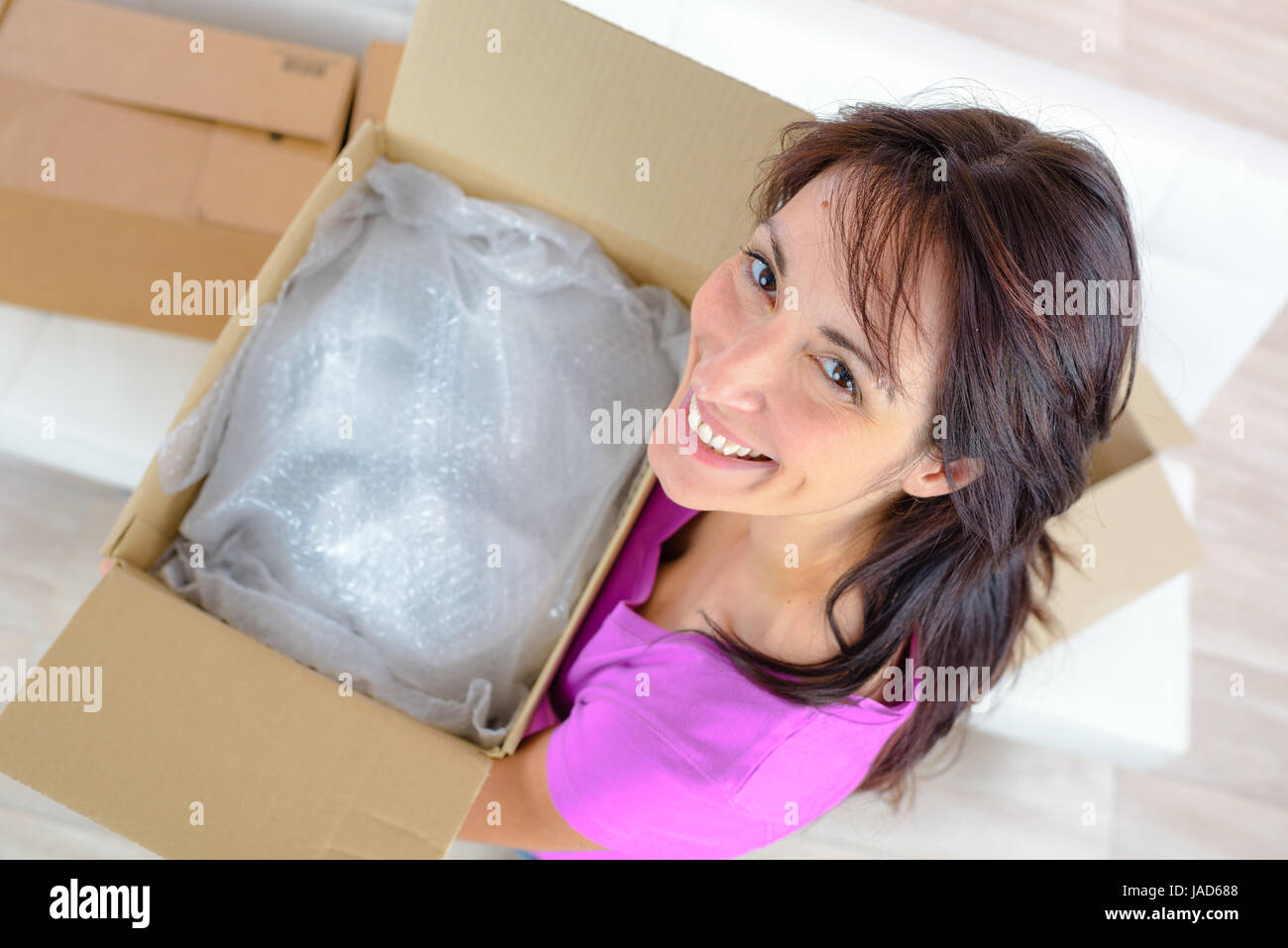 Happy woman déménagement dans de nouvelles boîtes cartons transport appartement Banque D'Images