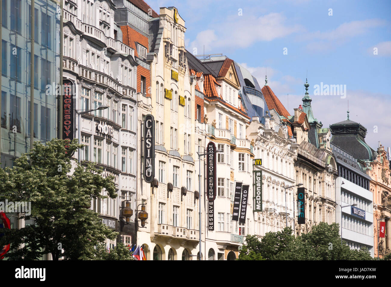 Shop façades et bannières dans la place Wenceslas, dans la nouvelle ville de Prague, République Tchèque Banque D'Images