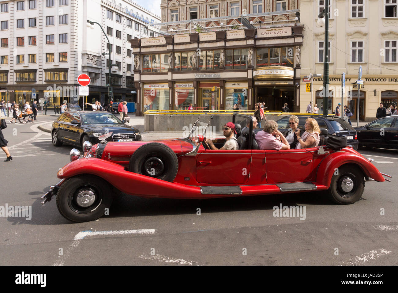 Les touristes à visiter dans une limousine vintage Alfa Romeo Spider lors d'une visite du centre-ville de Prague Banque D'Images