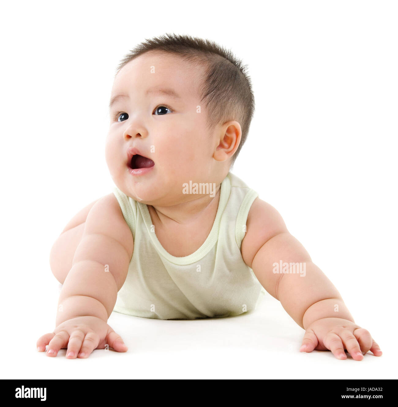 Happy Asian baby boy looking up and smiling. Corps complet de ramper sur le plancher, isolé sur fond blanc. Banque D'Images