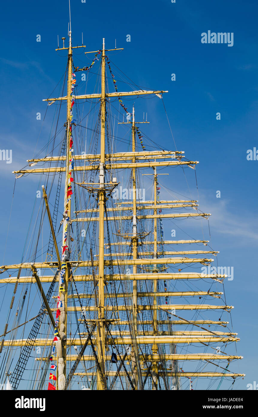 Mât avec voiles d'un vieux navire à voile Banque D'Images