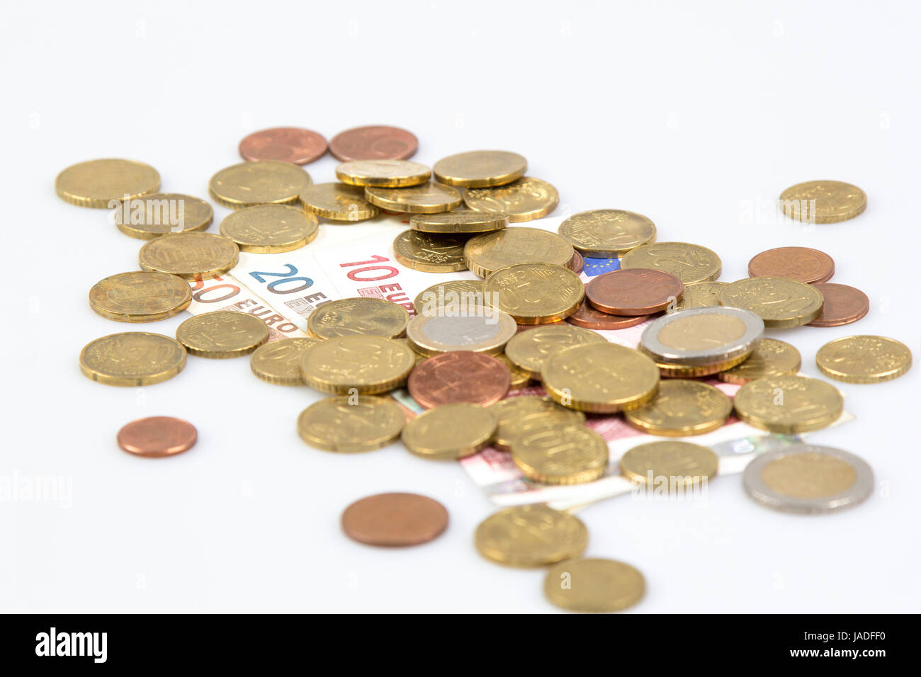 Euromünzen scheine freigestellt und auf weißem hintergrund - les pièces en euros et quelques notes isolé sur fond blanc Banque D'Images