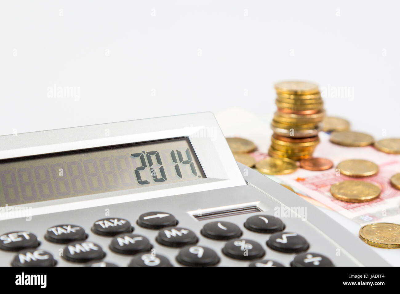 Euro-Geld mit Ein Taschenrechner freigestellt auf weißem Hintergrund - une calculatrice avec monnaie européenne isolé sur fond blanc Banque D'Images