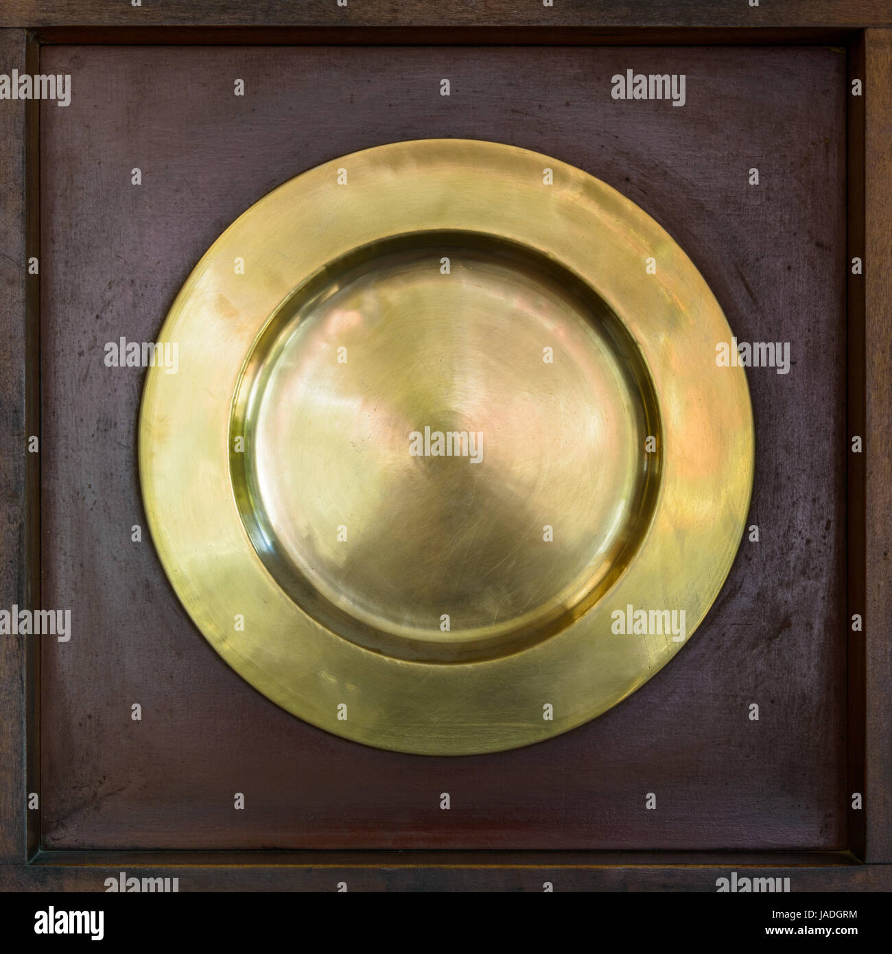 Plaque en laiton sur un fond carré en bois Banque D'Images