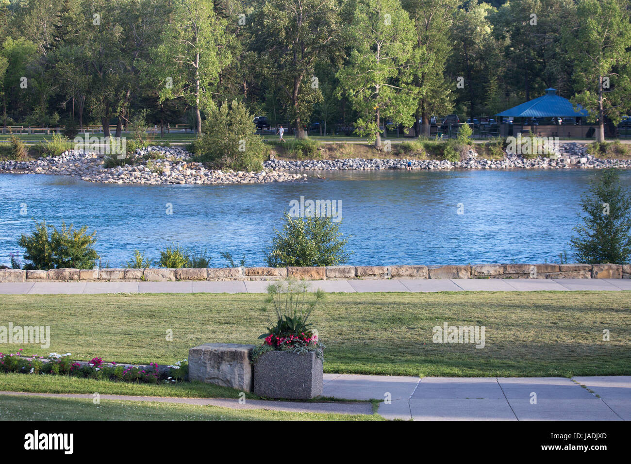 Baker Park, avec vue sur la rivière Bow jusqu'au parc Bowness à Calgary Banque D'Images