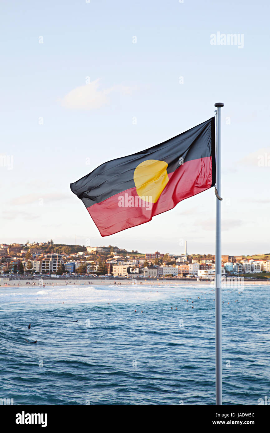 Une journée ensoleillée à Sydney à l'ensemble de la plage de Bondi avec drapeau dans l'avant-plan Banque D'Images