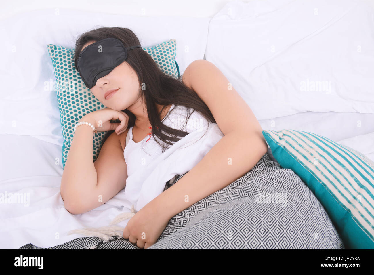 Close-up of beautiful young woman sleeping in bed avec un masque pour les yeux. À l'intérieur. Banque D'Images