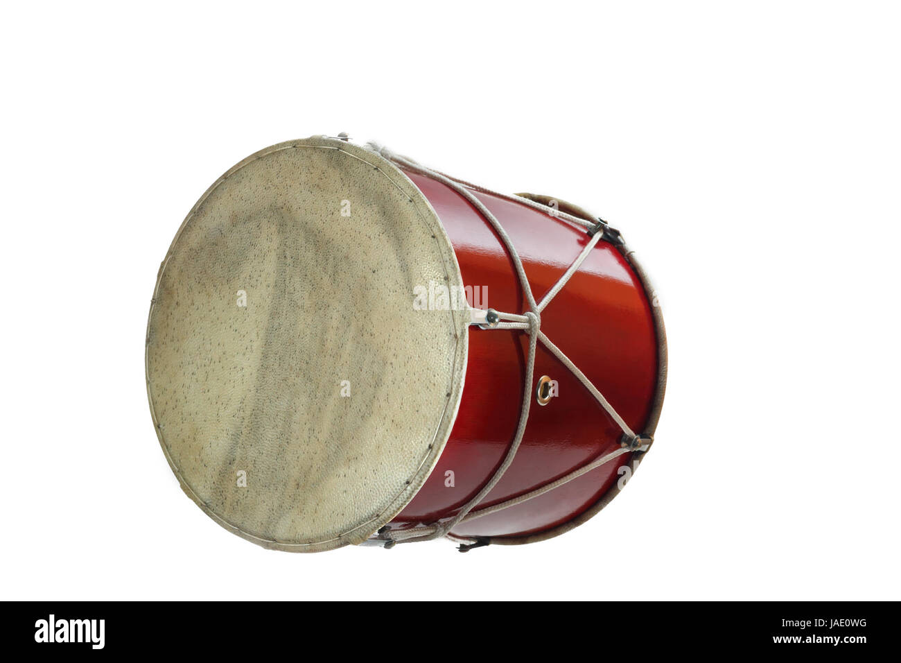 Tambour traditionnel géorgien doli couché sur le côté isolé sur blanc Banque D'Images
