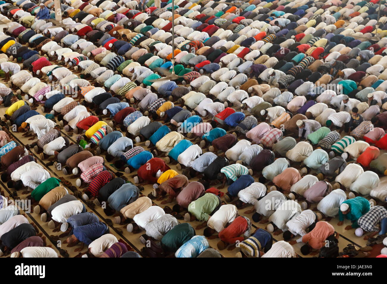 Les dévots offrent la Jummah prières à la grande mosquée Baitul Mukarram à Dhaka le premier vendredi du mois de Ramadan. Dhaka, Bangladesh Banque D'Images