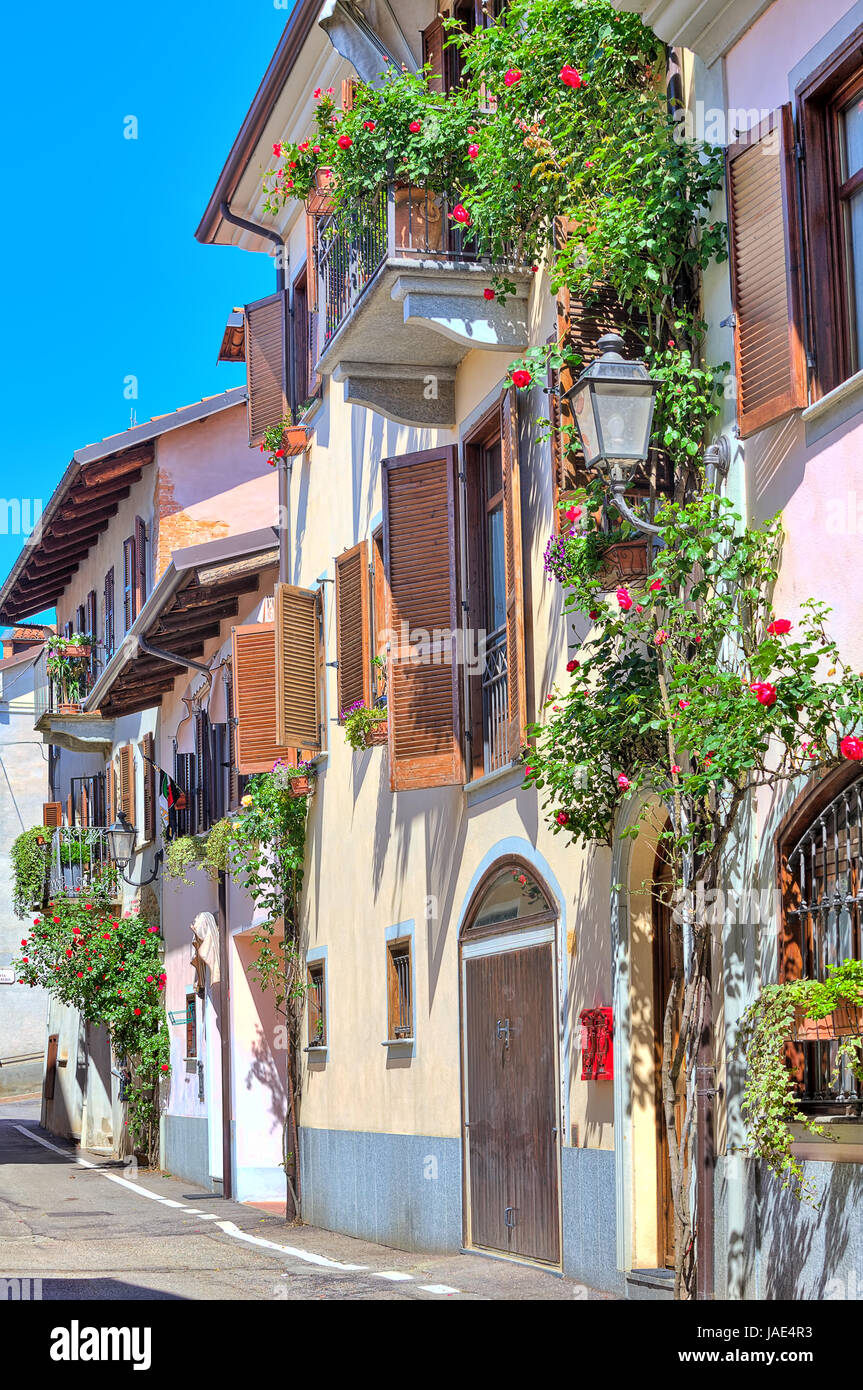 Image d'orientation verticale maison typiquement italien avec balcon et stores décorées de fleurs dans la ville de La Morra, dans le Piémont, Italie du Nord. Banque D'Images