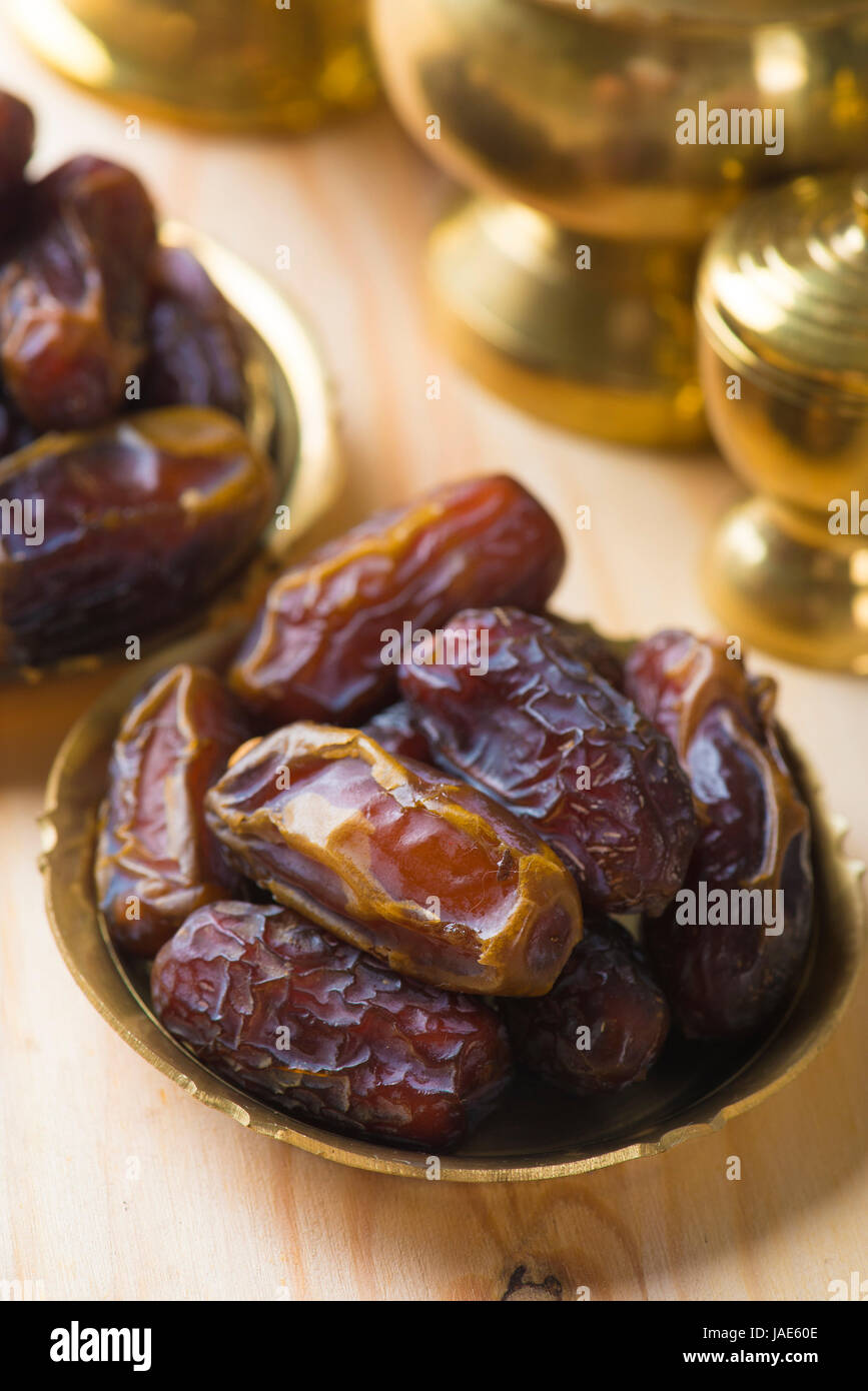 Fruits secs date palm ou kurma, ramadan food qui mangé dans mois de jeûne. Pile de fruits frais ou secs date de golden bol en métal. Banque D'Images