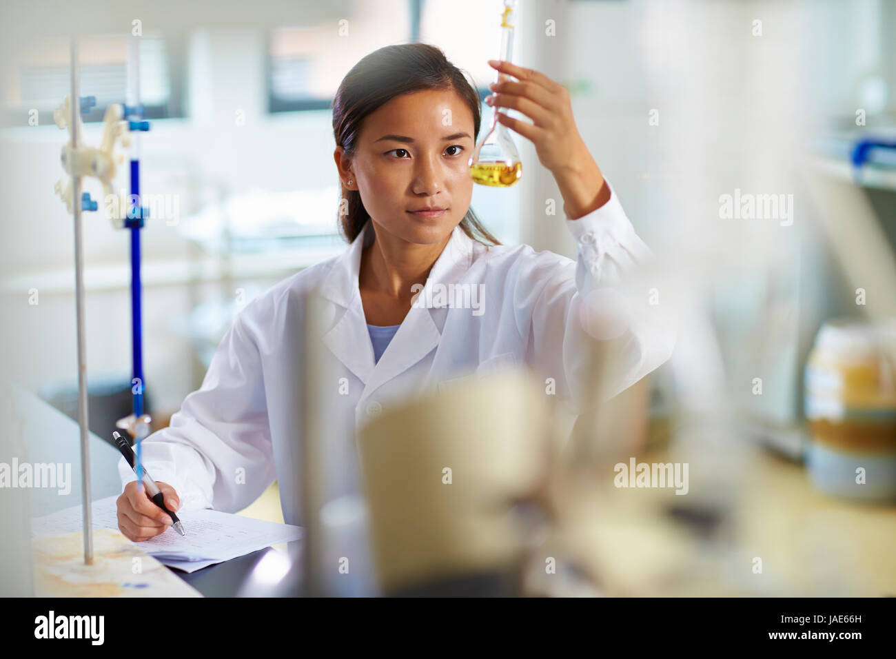 Une femme chercheur en laboratoire chinois travaillant au laboratoire avec des tubes à essai Banque D'Images