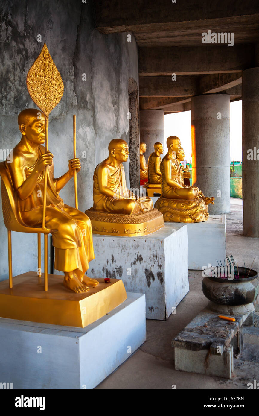 Des statues de moines au monument de Big Buddha, île de Phuket, Thaïlande Banque D'Images