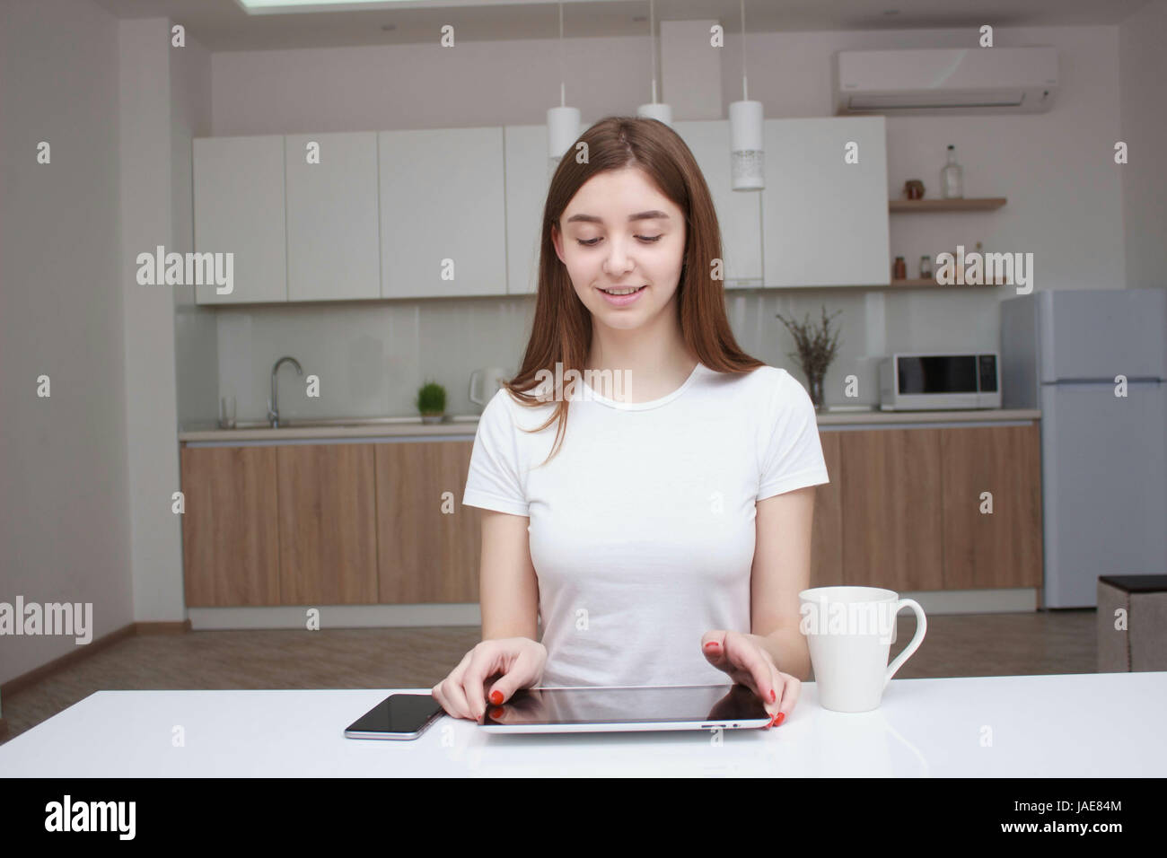 Jeune femme fait des achats en ligne par tablet computer Banque D'Images