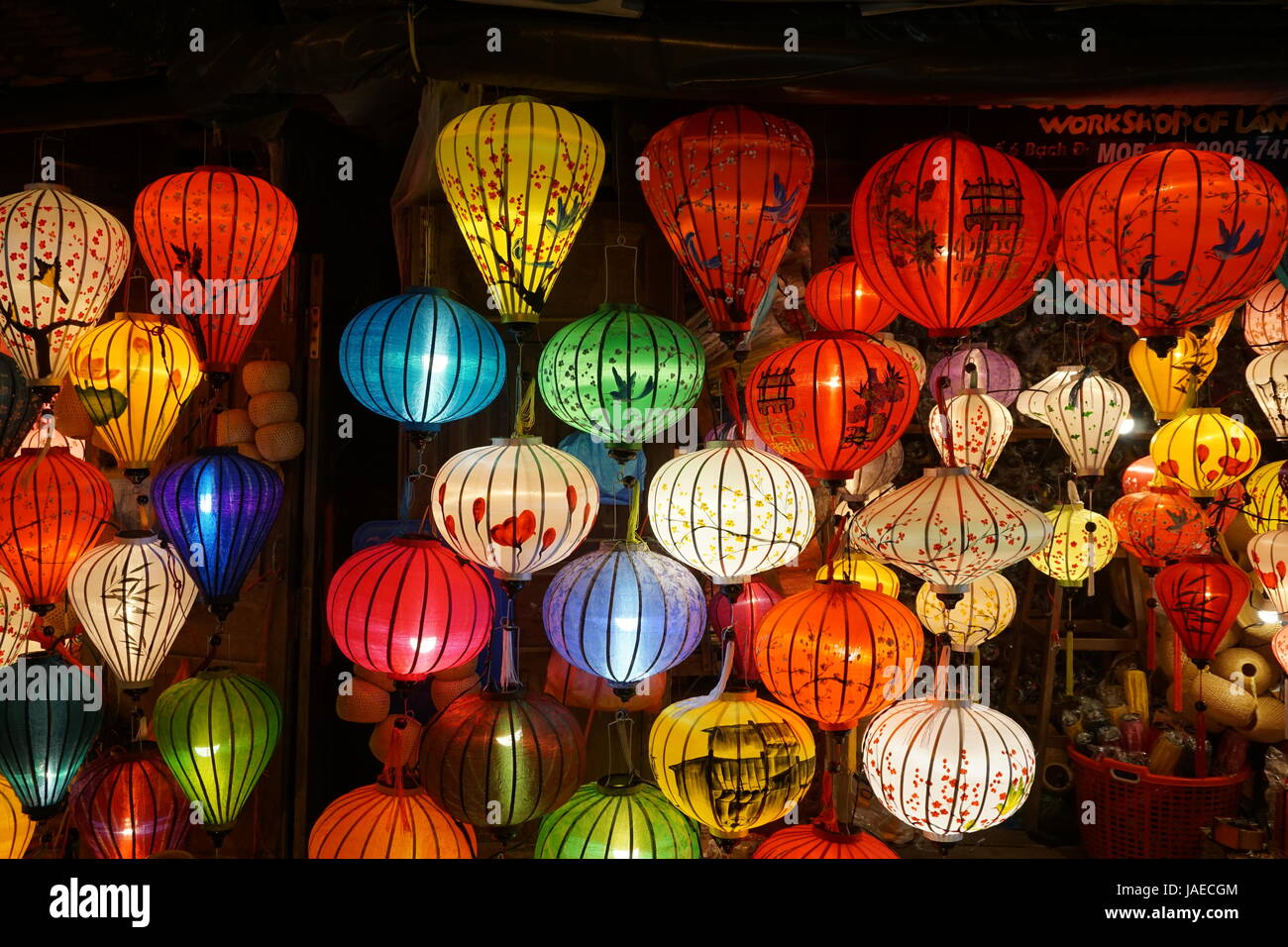 Shining lanternes partout dans la vieille ville de Hoi An dans la nuit. Banque D'Images