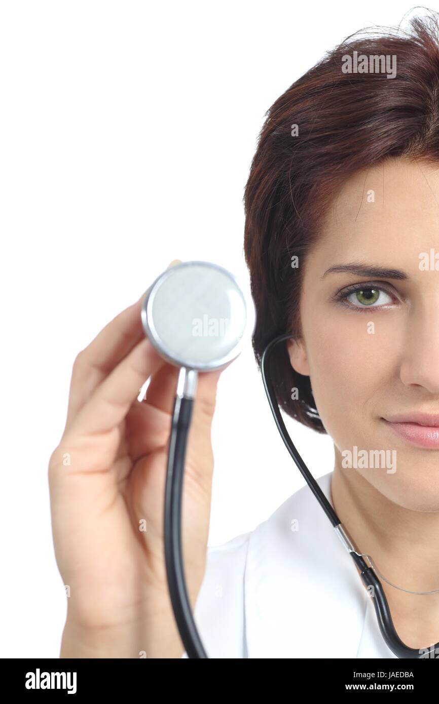 Beau médecin femme tenant un stéthoscope prêt à ausculter isolé sur fond blanc Banque D'Images